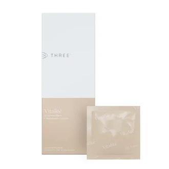 Envase del multivitamínico diario THREE Vitalité con probióticos y omega-3