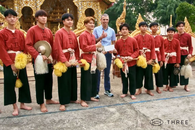 タイの寺院で3人を称えるために、チーフサイエンティフィックオフィサーであるダン・ガブラー博士が少年たちと一緒に立っている様子